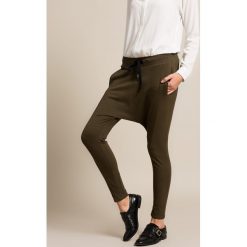 Answear - Spodnie Military Division. Zielone legginsy sportowe damskie ANSWEAR, s, z elastanu, z obniżonym stanem. W wyprzedaży za 79,90 zł.