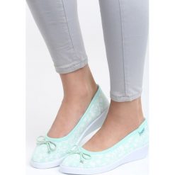 Miętowe Koturny Dollar Dream. Zielone buty ślubne damskie marki Born2be, w kwiaty, na koturnie. Za 49,99 zł.