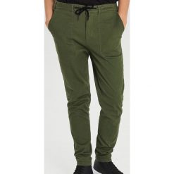 Spodnie slim carrot - Khaki. Brązowe spodnie męskie Cropp, m, bez wzorów. Za 119,99 zł.