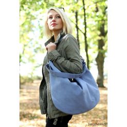 Torba worek w kolorze dżinsu na ramię z zamszu. Szare torebki klasyczne damskie Pakamera, bez wzorów, na ramię, bez dodatków. Za 179,00 zł.