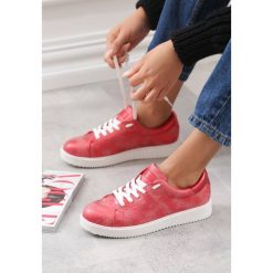 Czerwone Buty Sportowe Dutch Girl. Czerwone buty sportowe damskie Born2be, bez wzorów, sportowe. W wyprzedaży za 29,99 zł.