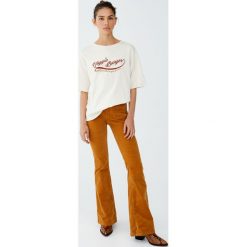 Bawełniana koszulka z nadrukiem. Koszulki damskie Pull&Bear, z nadrukiem, z bawełny, bez kołnierzyka. Za 59,90 zł.