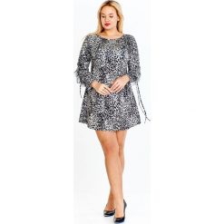 Sukienka o lekko trapezowym kroju w zwierzęcy wzór z a'la falbankami na rękawach i sznureczkami szary. Szare sukienki damskie N/A, plus size, bez wzorów, z poliesteru, z falbankami, plus size, bez rękawów, trapezowe. Za 129,10 zł.