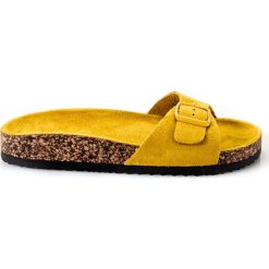 Klapki zamszowe (38). Żółte klapki damskie FASHION, bez wzorów, z zamszu, bez obcasa, na platformie. Za 39,00 zł.