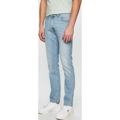 Wrangler - Jeansy Larston. Niebieskie jeansy męskie Wrangler, s, bez wzorów. W wyprzedaży za 179,90 zł.
