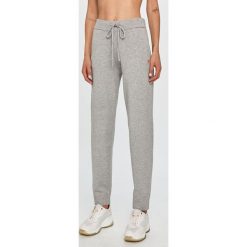 Guess Jeans - Spodnie. Czarne spodnie damskie Guess Jeans, s, z aplikacjami, z elastanu. Za 329,90 zł.