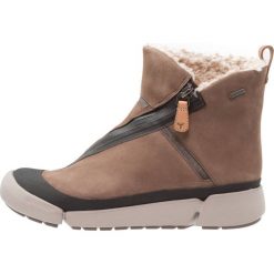 Clarks TRI IDA GTX Botki taupe. Szare buty zimowe damskie Clarks, z materiału. W wyprzedaży za 503,20 zł.