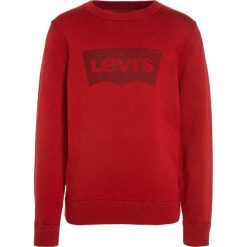 Levi's® BAT Sweter ketchup. Czerwone swetry chłopięce Levi's®, z bawełny. W wyprzedaży za 146,30 zł.