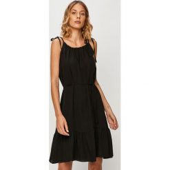 Answear - Sukienka Answear Lab. Czarne sukienki damskie ANSWEAR, na co dzień, s, bez wzorów, z elastanu, casualowe, z okrągłym kołnierzem, bez rękawów, mini, rozkloszowane. Za 99,90 zł.