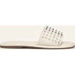 Aldo - Klapki skórzane Falcifera. Białe klapki damskie ALDO, bez wzorów, ze skóry, bez obcasa, na obcasie. Za 279,90 zł.