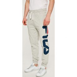 Fila - Spodnie. Szare spodnie męskie Fila, xs, z nadrukiem, z bawełny, sportowe. W wyprzedaży za 129,90 zł.