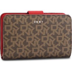 Duży Portfel Damski DKNY - Bryant Sm Carryall R831J659 Mocha Logo-Rog M68. Brązowe portfele damskie DKNY, ze skóry ekologicznej. Za 419,00 zł.