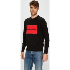 Calvin Klein Jeans - Sweter. Czarne swetry klasyczne męskie Calvin Klein Jeans, l, z bawełny, z okrągłym kołnierzem. Za 399,90 zł.