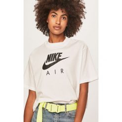 Nike Sportswear - T-shirt. Czarne topy damskie Nike Sportswear, s, z nadrukiem, z bawełny, z okrągłym kołnierzem. W wyprzedaży za 119,90 zł.