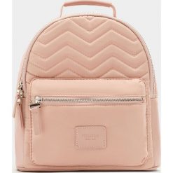 Różowy pikowany plecak. Różowe plecaki damskie Pull&Bear, bez wzorów. Za 59,90 zł.