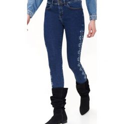 Jeansowe spodnie z haftem. Niebieskie spodnie damskie Top Secret, z jeansu. W wyprzedaży za 49,99 zł.
