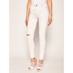 Jeansy Skinny Fit Guess 1981 W02A46 D3XV1. Różowe jeansy damskie Guess, z aplikacjami, z elastanu. Za 599,00 zł.