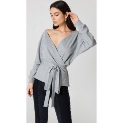 NA-KD Sweter z wiązaniem z przodu i głębokim dekoltem - Grey. Szare swetry klasyczne damskie NA-KD. Za 113,00 zł.
