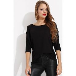 Bluzka w kolorze czarnym. Czarne bluzki damskie Bambina Mia, l, bez wzorów, z okrągłym kołnierzem, bez rękawów. W wyprzedaży za 69,95 zł.