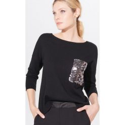 Sweter z cekinową kieszonką - Czarny. Czarne swetry damskie Mohito, s, bez wzorów, bez rękawów, bez kaptura. Za 99,99 zł.