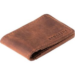 Skórzany cienki portfel slim wallet BRODRENE SW02LB jasnobrązowy - j. brązowy. Pomarańczowe portfele męskie Brødrene, bez wzorów, ze skóry. Za 79,99 zł.