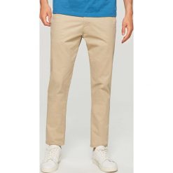 Spodnie chino slim fit - Beżowy. Brązowe spodnie męskie marki Reserved, m, bez wzorów. Za 99,99 zł.