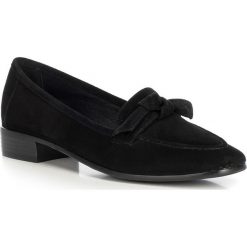 Buty damskie. Czarne półbuty damskie Wittchen, w paski, ze skóry, bez obcasa, z paskami. W wyprzedaży za 219,90 zł.