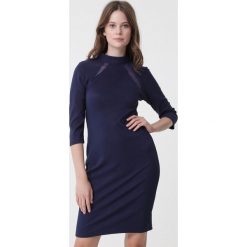 Granatowa Sukienka Rhiannon. Niebieskie sukienki damskie Born2be, na imprezę, s, bez wzorów, eleganckie, z okrągłym kołnierzem, bez rękawów, mini, dopasowane. Za 79,99 zł.