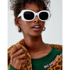 Bluza z okrągłym dekoltem i haftami. Brązowe bluzy damskie Pull&Bear, z haftami, bez rękawów, bez kaptura. Za 89,90 zł.