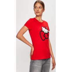 Converse - T-shirt x Hello Kittty. Czerwone t-shirty damskie Converse, s, z nadrukiem, z bawełny, z okrągłym kołnierzem. W wyprzedaży za 89,90 zł.