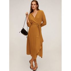 Mango - Sukienka Olivia. Czarne sukienki damskie Mango, s, bez wzorów, z poliesteru, z asymetrycznym kołnierzem, bez rękawów, midi, asymetryczne. W wyprzedaży za 183,90 zł.