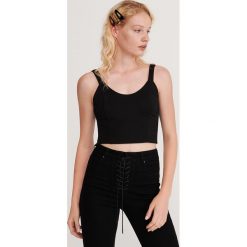 Krótki top - Czarny. Czarne topy damskie Reserved, s, bez wzorów, bez kołnierzyka. Za 49,99 zł.