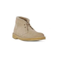 Kozaki i kalosze Clarks DESERT HUG SUEDE SAND. Brązowe buty zimowe damskie marki Clarks. Za 460,11 zł.