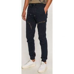 G-Star Raw - Spodnie. Czarne spodnie męskie G-Star RAW, bez wzorów, z elastanu, retro. Za 649,90 zł.