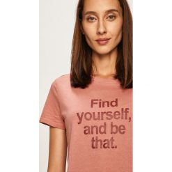 Tally Weijl - T-shirt. Białe bluzki damskie TALLY WEIJL, s, z nadrukiem, z bawełny, z okrągłym kołnierzem. Za 29,90 zł.
