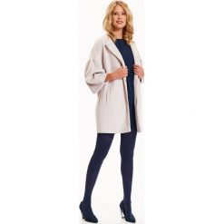 PŁASZCZ DAMSKI ZAPINANY Z MODNYM DZWONKOWYM RĘKAWEM. Brązowe płaszcze damskie marki Top Secret, na zimę, z tkaniny, eleganckie. W wyprzedaży za 149,99 zł.