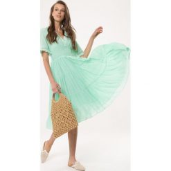 Jasnozielona Sukienka Embers From Heaven. Sukienki damskie Born2be, na imprezę, na lato, s, z aplikacjami, z dekoltem w serek, bez rękawów, midi, rozkloszowane. Za 49,99 zł.
