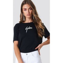 Galore x NA-KD T-shirt Galore - Black. Czarne t-shirty damskie Galore x NA-KD, z nadrukiem, z jersey, z klasycznym kołnierzykiem. Za 100,95 zł.