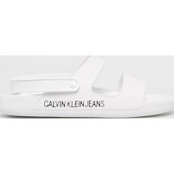 Calvin Klein Jeans - Sandały. Białe klapki damskie Calvin Klein Jeans, bez wzorów, z jeansu, bez obcasa, na obcasie. W wyprzedaży za 169,90 zł.
