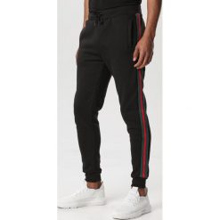 Czarno-Czerwone Spodnie Saloria. Czarne spodnie męskie Born2be, xl, bez wzorów, z dresówki. W wyprzedaży za 54,99 zł.