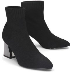 TAMARIS 25387-23 042 black/galva, botki damskie. Czarne botki damskie Tamaris, z tkaniny, bez obcasa, bez zapięcia. Za 279,90 zł.
