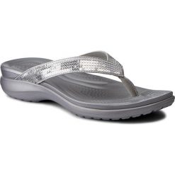 Japonki CROCS - Capri V Sequin W 204311 Silver. Szare klapki damskie Crocs, bez wzorów, z tworzywa sztucznego, bez obcasa. W wyprzedaży za 159,00 zł.