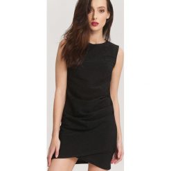 Czarna Sukienka Chili Peppers. Czarne sukienki damskie other, bez wzorów, z tkaniny, klasyczne, z okrągłym kołnierzem, bez rękawów, mini. Za 34,99 zł.