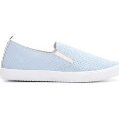 Niebieskie Tenisówki Bargain For. Niebieskie trampki i tenisówki damskie Born2be, bez wzorów, bez zapięcia. Za 39,99 zł.