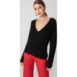 Swetry oversize damskie: Josefin Ekström for NA-KD Sweter z głębokim dekoltem V – Black