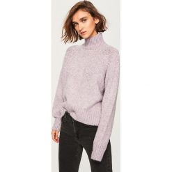 Sweter z perełkami - Fioletowy. Fioletowe swetry klasyczne damskie marki Reserved, l. Za 139,99 zł.