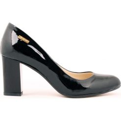 Lakierowane czółenka na słupku - skóra naturalna - model 042 - kolor czarny lakier. Czarne czółenka damskie Zapato, na co dzień, bez wzorów, z jeansu, z okrągłym noskiem, bez obcasa, na obcasie. W wyprzedaży za 179,40 zł.
