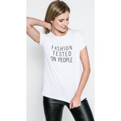 Answear - Top. Białe topy damskie marki ANSWEAR, s, z nadrukiem, z elastanu, z okrągłym kołnierzem. W wyprzedaży za 39,90 zł.