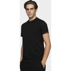 T-shirt męski TSM300 - głęboka czerń. T-shirty męskie 4f, m, bez wzorów, bez kołnierzyka. Za 39,99 zł.