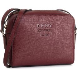 Torebka DKNY - Noho Camera Bag Korona R91EHA77 Bld Red/Fatigue 8FD. Czerwone listonoszki damskie DKNY, bez wzorów, ze skóry, klasyczne, bez dodatków. W wyprzedaży za 489,00 zł.